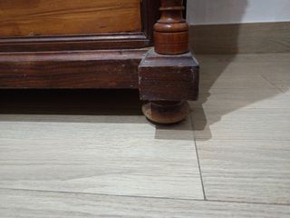 Cómoda antigua de madera con 4 cajones
