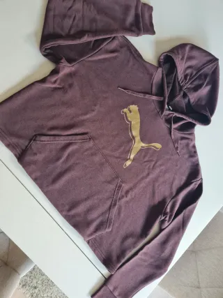 Sudadera Puma con capucha burdeos y logo dorado