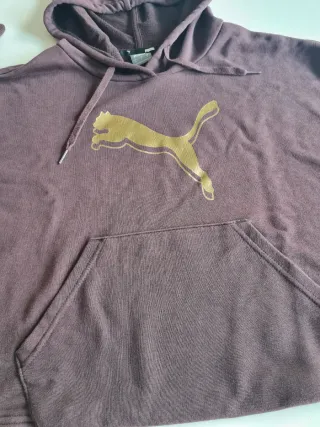 Sudadera Puma con capucha burdeos y logo dorado