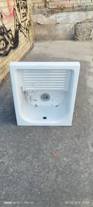 Pila de lavar pequeña blanca