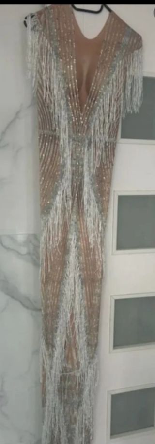 Vestido de fiesta beige y plateado con flecos
