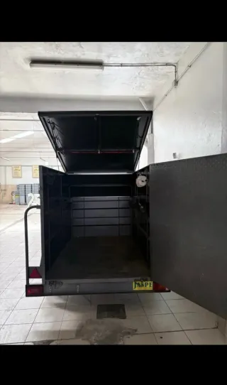 Remolque cerrado para motos