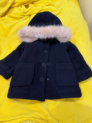 Parka niña Zara negra con capucha rosa