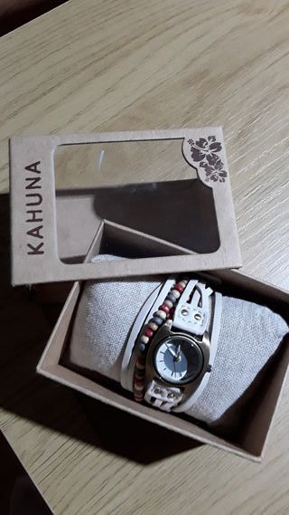 Reloj juvenil blanco con detalles