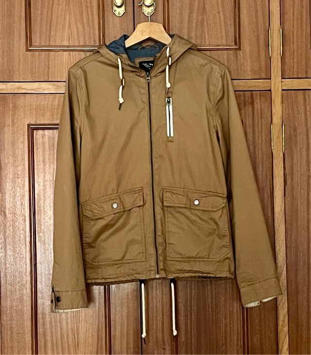 Cazadora marrón con capucha