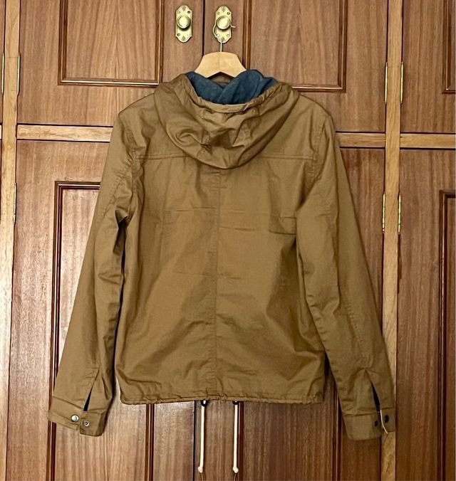 Cazadora marrón con capucha