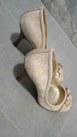 Scarpe Guess Beige con Dettagli Oro