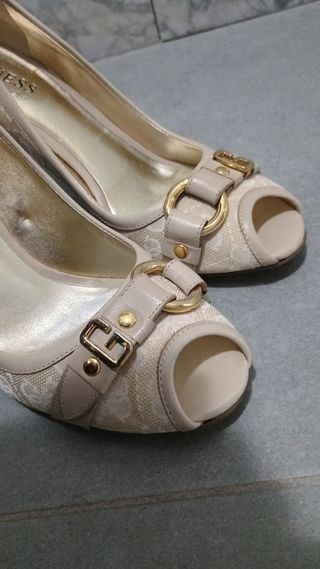 Scarpe Guess Beige con Dettagli Oro