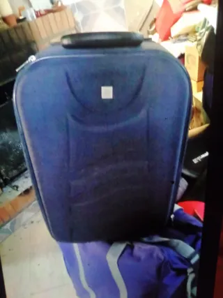 Maleta azul y morada 56 alto 33 ancho 16 fondo

