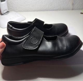 Zapatos de piel negros nuevos