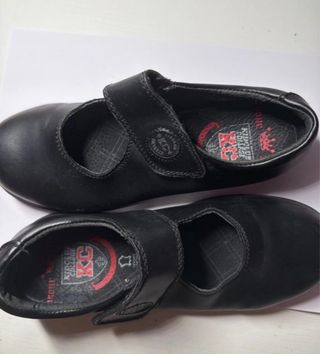Zapatos de piel negros nuevos