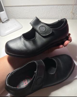 Zapatos de piel negros nuevos