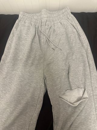 Pantalón chándal gris roto