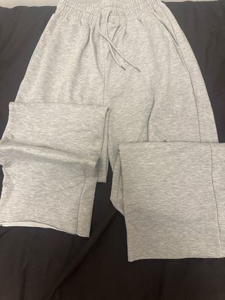 Pantalón chándal gris roto
