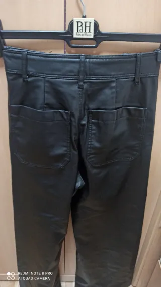 Pantalón efecto piel negro