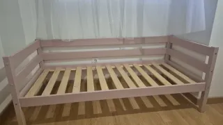 Cama infantil rosa de madera