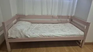 Cama infantil rosa de madera