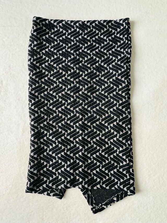 Falda Stradivarius geométrica