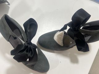 Zapatos Cuplé tacón lazo ante gris