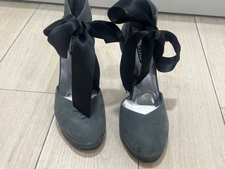 Zapatos Cuplé tacón lazo ante gris