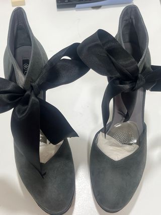 Zapatos Cuplé tacón lazo ante gris