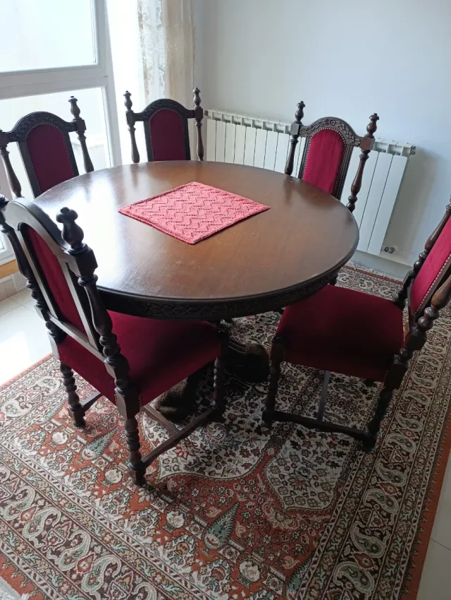 Mesa redonda antigua con 6 sillas