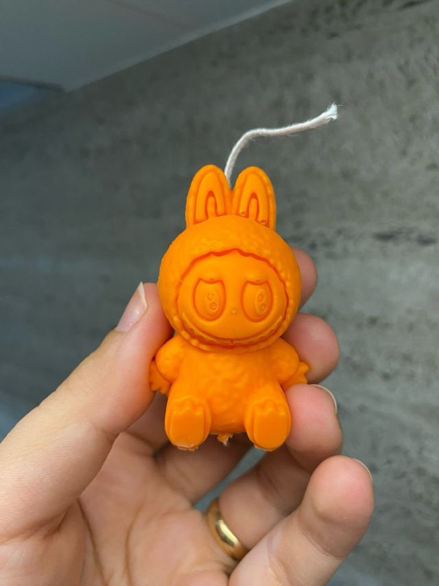Vela personaje naranja Labubu