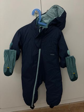 Mono de nieve y esquí azul con manoplas