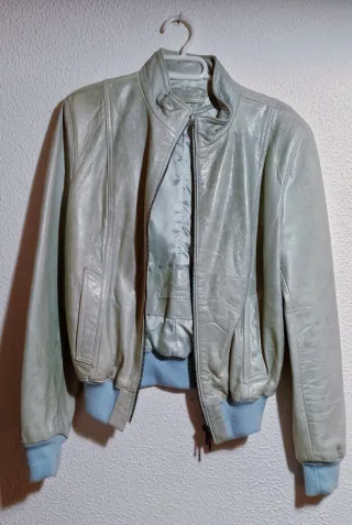 Cazadora de cuero azul