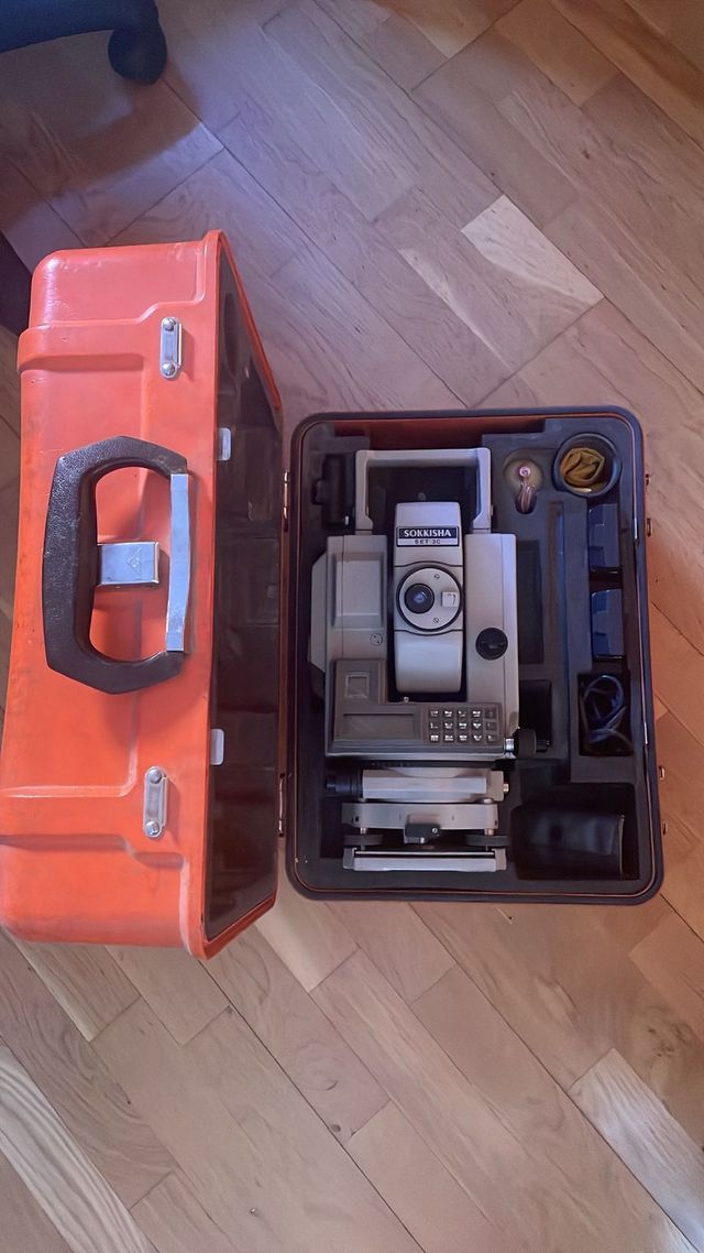 Estación Total Sokkia SET3C + Trípode