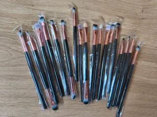 Set Pinceles Maquillaje Negro y Dorado