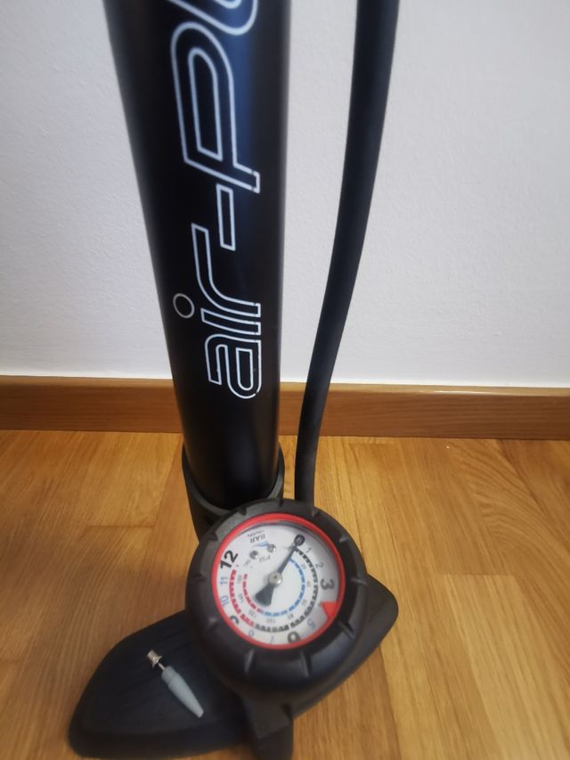 Inflador de pie con manómetro. 