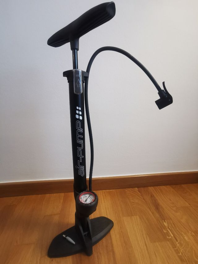 Inflador de pie con manómetro. 