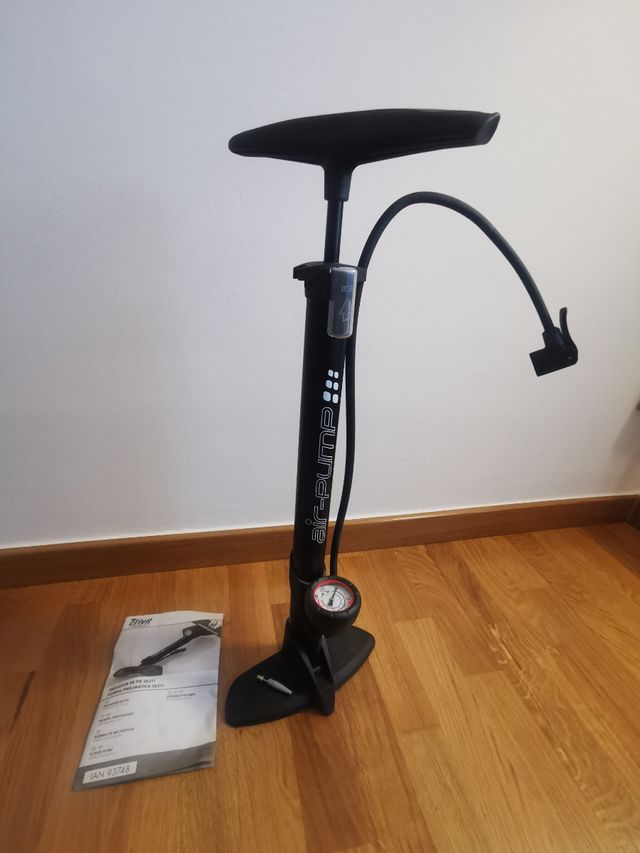 Inflador de pie con manómetro. 