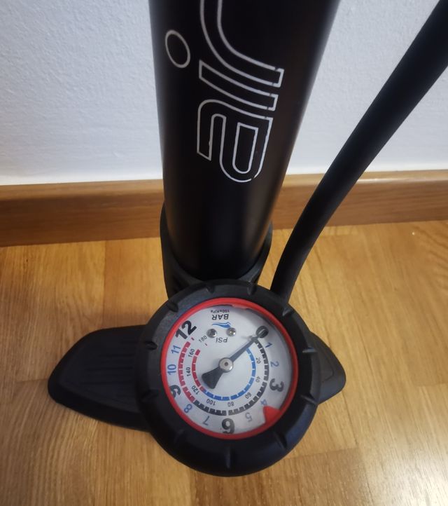 Inflador de pie con manómetro. 