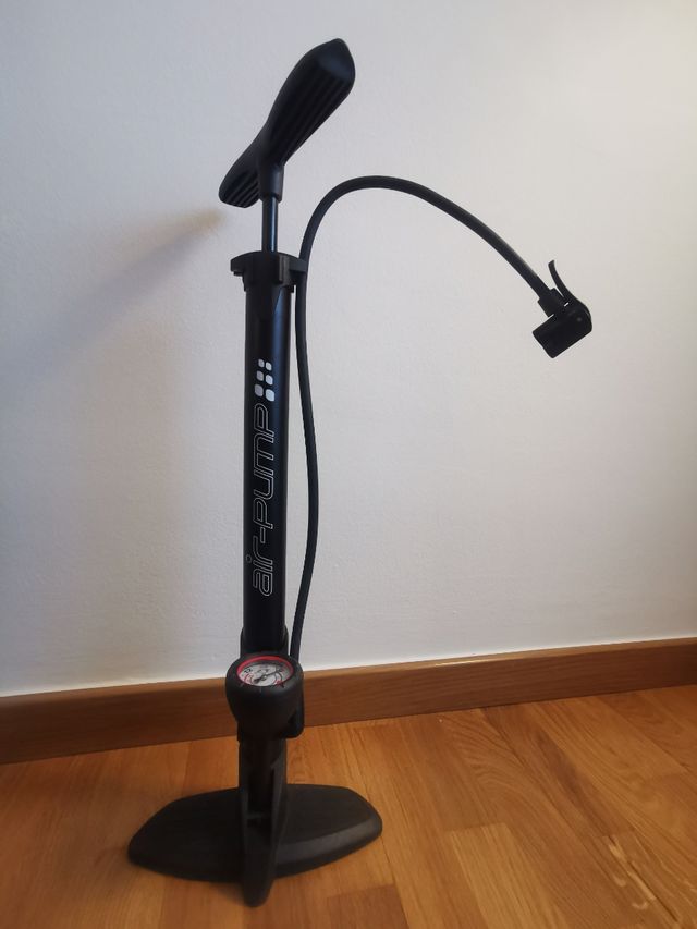 Inflador de pie con manómetro. 