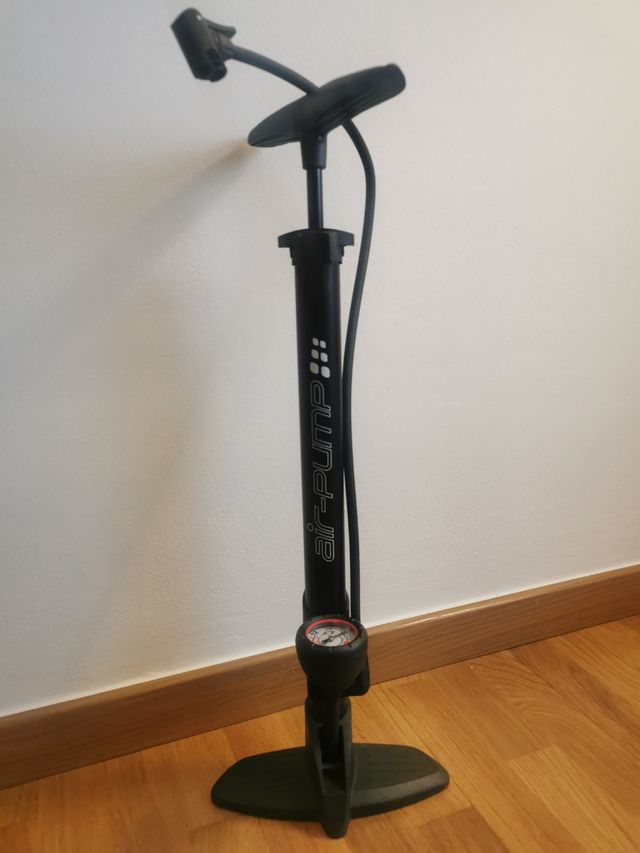 Inflador de pie con manómetro. 