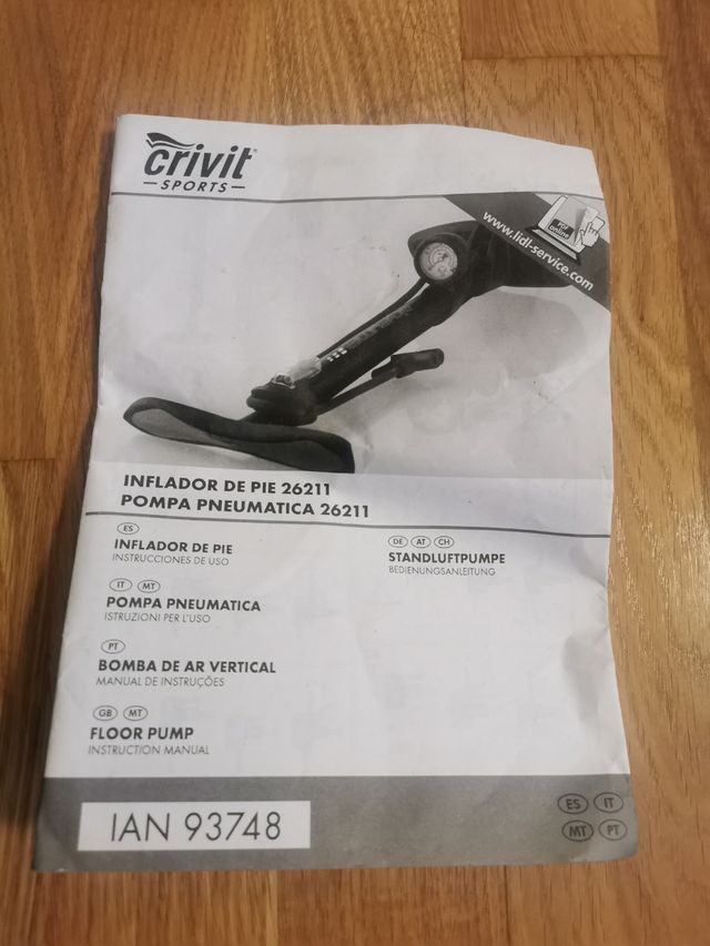 Inflador de pie con manómetro. 