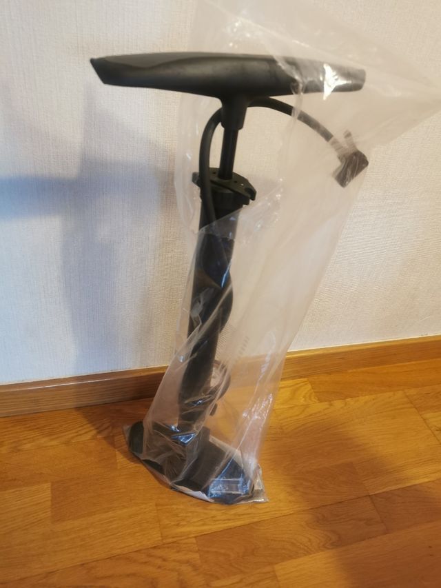 Inflador de pie con manómetro. 