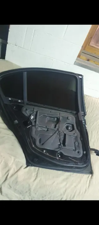 Puerta Trasera Izquierda BMW E90 Negra