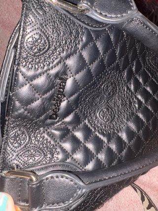 Bolso Negro Desigual Acolchado