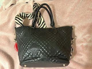 Bolso Negro Desigual Acolchado