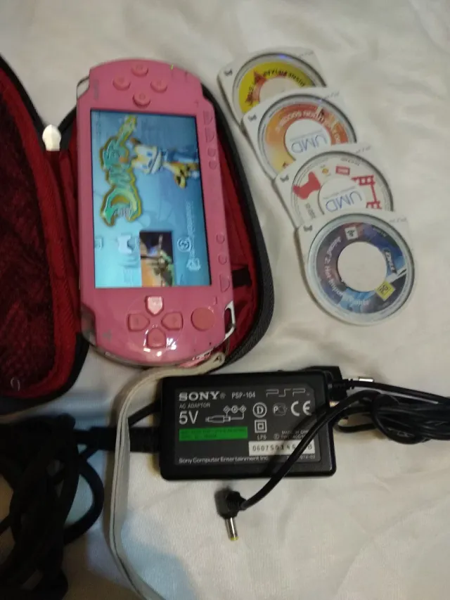 Consola PSP Rosa + 4 UMDs + Cargador