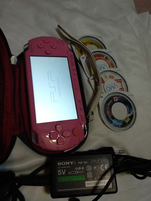 Consola PSP Rosa + 4 UMDs + Cargador