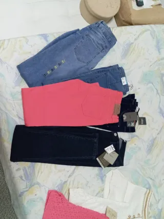 Ropa, bañadores y zapatos nuevos sin estrenar