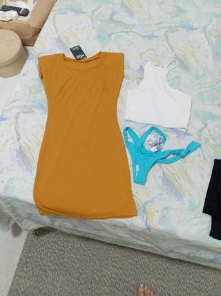 Ropa, bañadores y zapatos nuevos sin estrenar