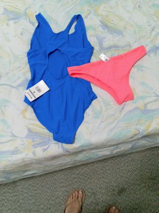 Ropa, bañadores y zapatos nuevos sin estrenar