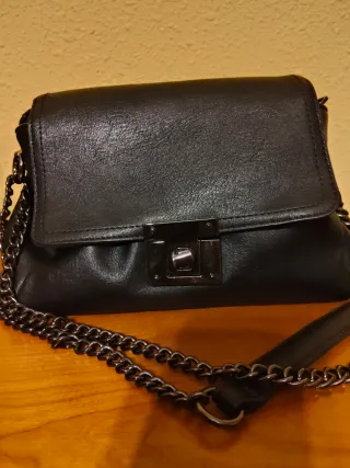 Bolso negro con cadena