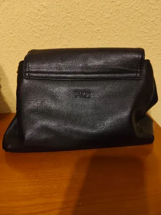 Bolso negro con cadena