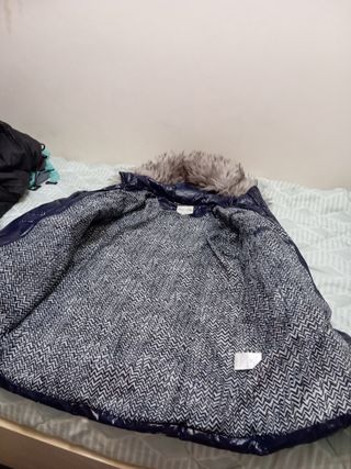 Anorak azul con capucha de pelo